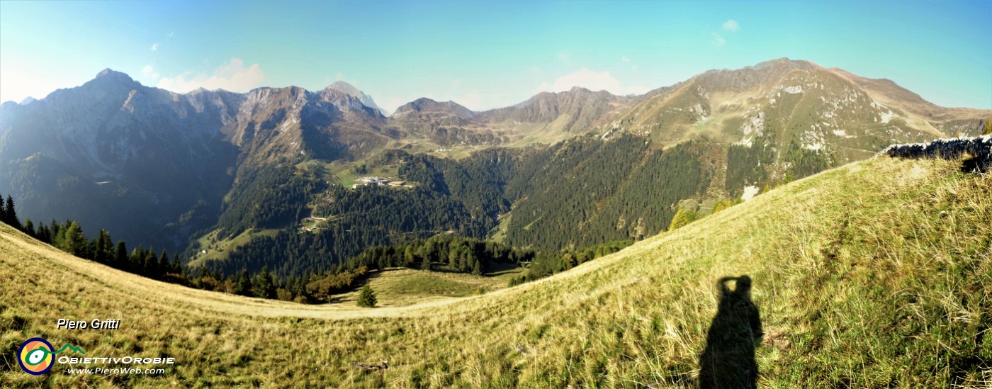 29 Salito su tracce il ripido pratone per il Monte Arete con vista in Pegherolo, Cavallo e Cima Lemma.jpg